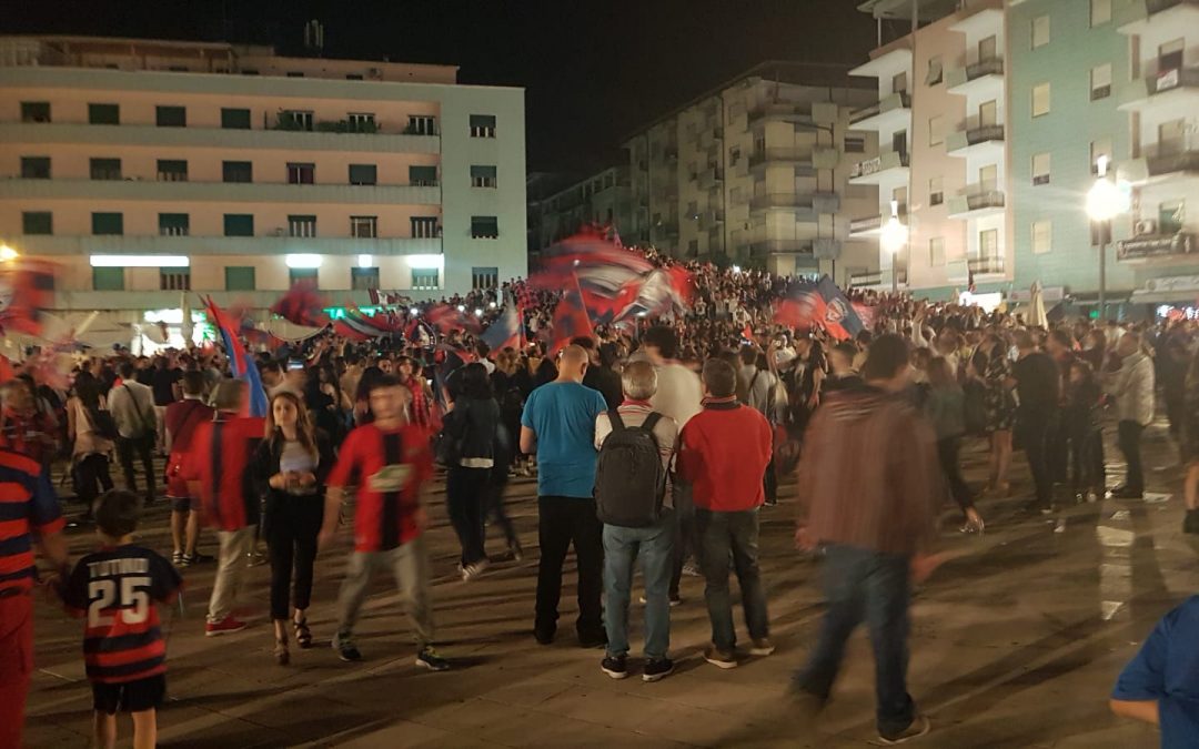 VIDEO – Calcio, la piazza di Cosenza in festa per la promozione in serie B