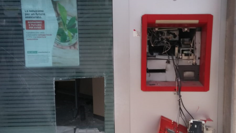 Matera, tagliano le cassette del bancomat e rubano 90mila euro