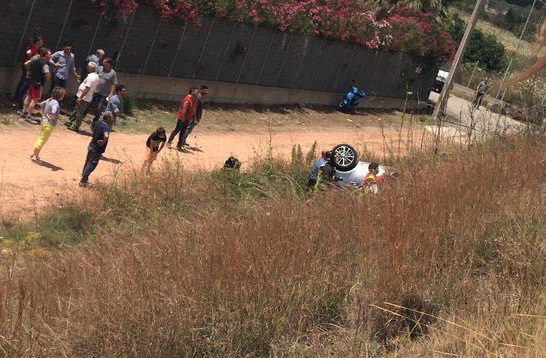 Sfonda il guardrail e finisce nella scarpata, grave una donnaL'incidente è avvenuto sulla strada Jonio-Tirreno