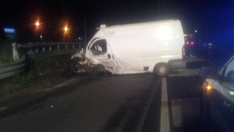 Incidente sulla 106 nell'area di Corigliano RossanoMorto un uomo nello scontro tra un'auto e un furgone