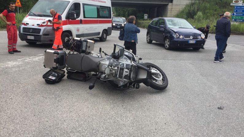 Scontro tra una moto e un'auto nelle SerreGrave una donna ricoverata in prognosi riservata