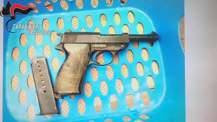 Nascondeva una pistola da guerra funzionanteArrestato uomo nel Vibonese dopo una perquisizione