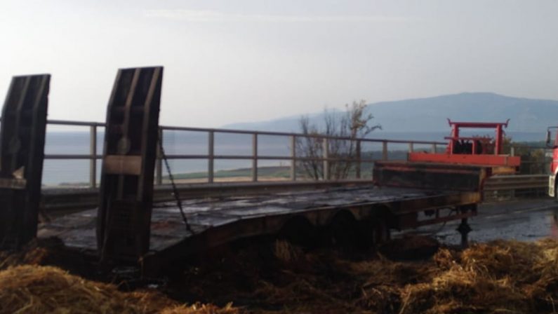 In fiamme balle di fieno caricate su un rimorchioPaura e disagi sulla statale 18 nel Vibonese