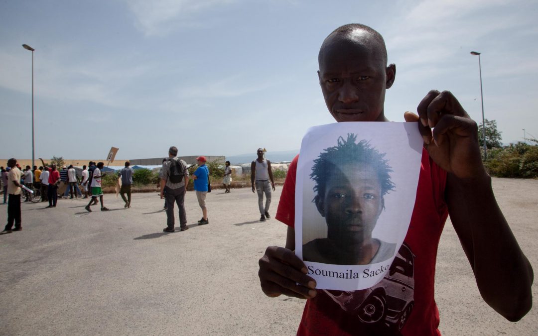 Un migrante mostra la foto di Soumaila Sacko