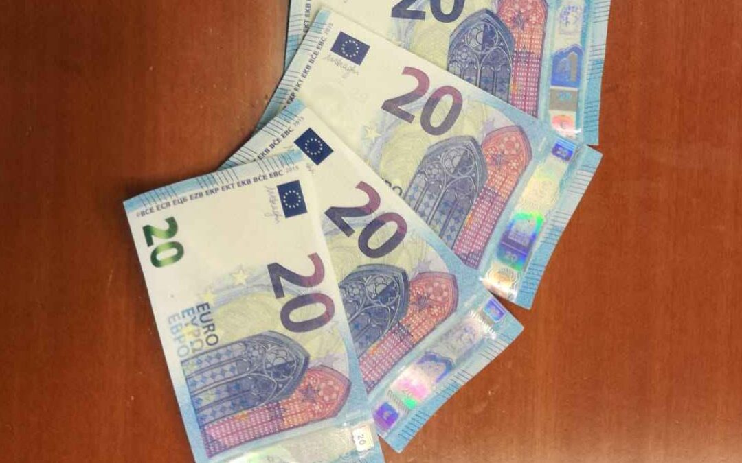 Acquisti con banconote false, denunciato anche un minore nel Catanzarese