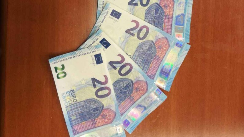 In macchina con diverse banconote da 20 euro falseDenunciata una coppia di coniugi nel Vibonese