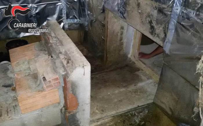 Scoperto un bunker a Platì ma non era per i latitantiAl suo interno era stata allestita un serra per canapa