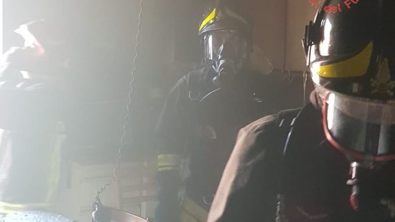 Incendio a Nocera Terinese nel CatanzareseAttimi di paura tra gli inquilini di uno stabile
