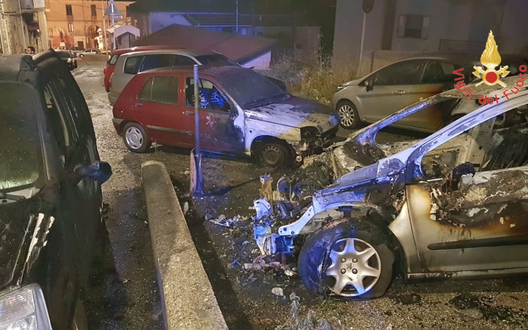 Le auto distrutte e l'intervento dei vigili del fuoco