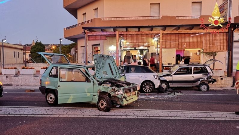 Incidente stradale sulla statale 106 ionica, due feritiUn'auto ha perso il controllo sbattendo contro altre 2 auto