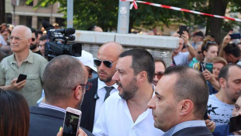 Salvini pubblica il video di un intervista contro il sindaco LucanoScoppia la polemica, l'opposizione: «È un uomo vicino ai clan»