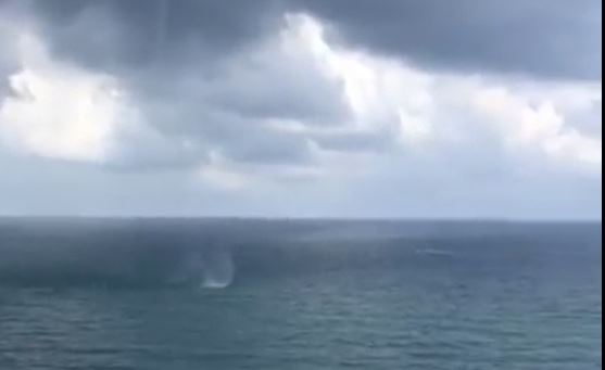 VIDEO – Le suggestive immagini di una tromba d’aria sviluppatasi in mare a Tropea