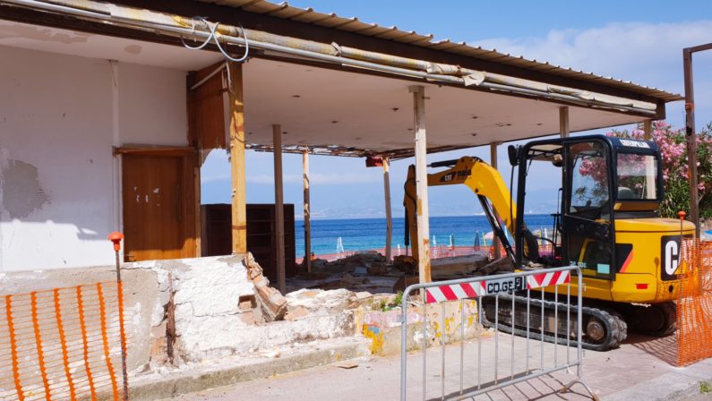 Reggio Calabria, demolite costruzioni abusive a GallicoFalcomatà: «Il primo passo per la riqualificazione»