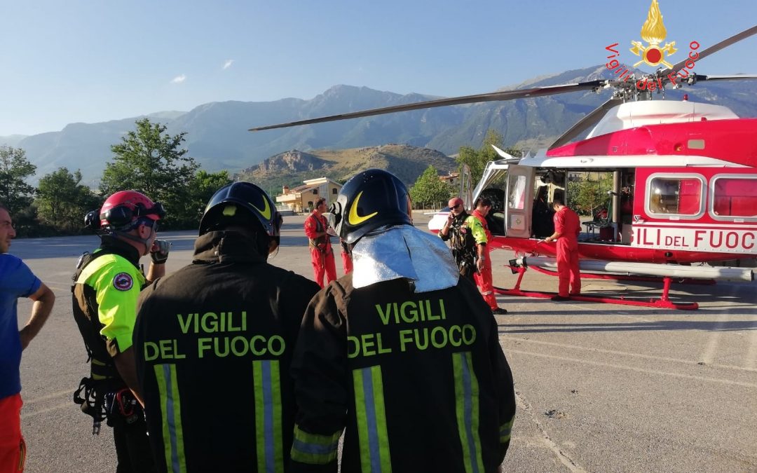VIDEO – La mucca salvata con l’elicottero: l’intervento dei vigili del fuoco nel Reggino