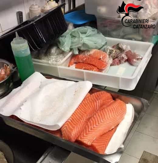 Mangia pesce crudo, minorenne finisce in ospedaleSanzioni e verifiche per un locale del Catanzarese