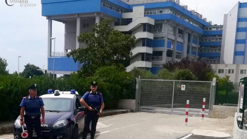 Danneggia mobili nell'ospedale di Lamezia poi evade dai domiciliari, doppio arresto in poche ore