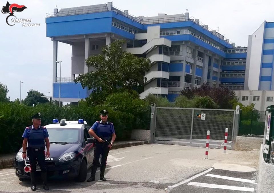 Carabinieri davanti l'ospedale di Lamezia Terme
