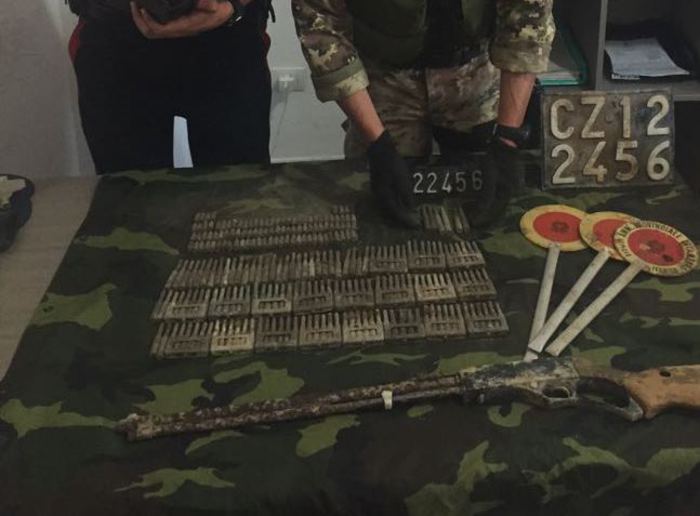 Un fucile da caccia clandestino scoperto dai carabinieriL'arma era nascosta tra le rocce assieme a 200 proiettili