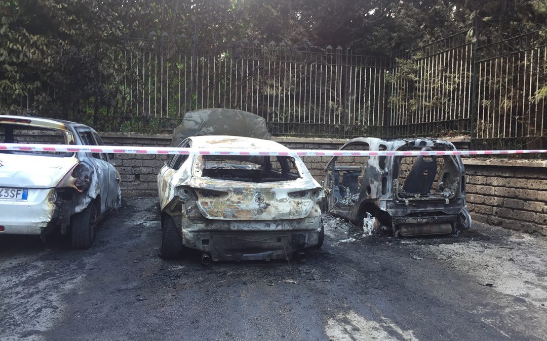 Avellino, notte di fuoco: incendiata l’auto di un consigliere comunale: secondo episodio in poche settimane
