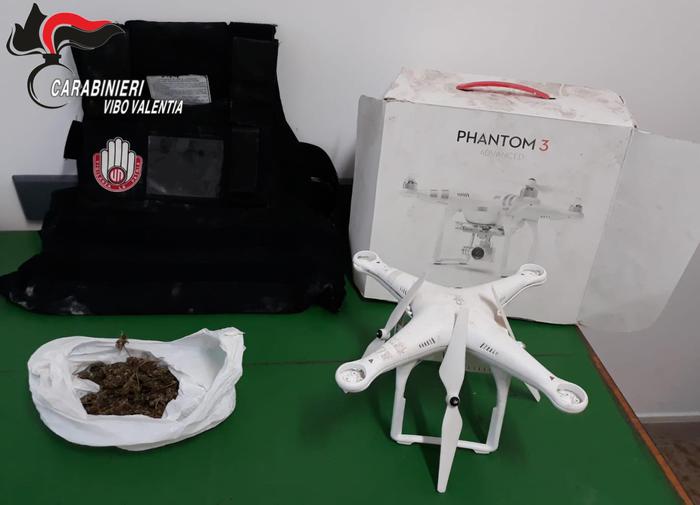 La droga, il drone e il giubbotto antiproiettile sequestrato