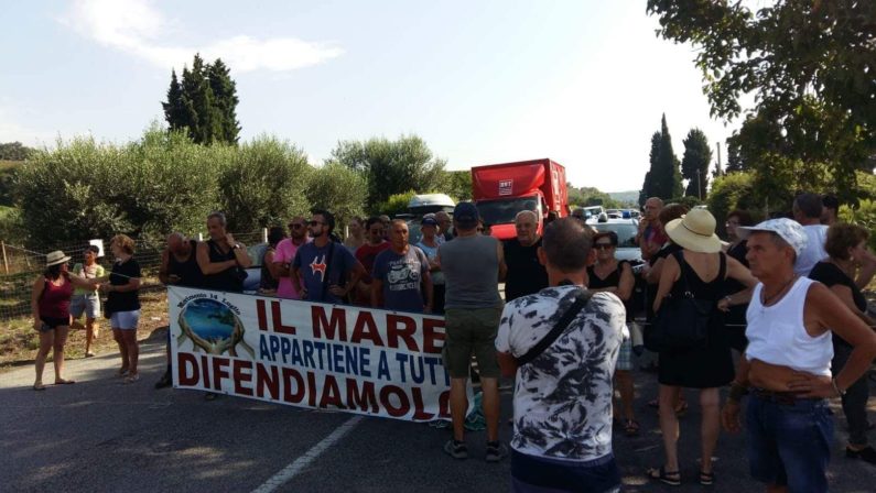 Rifiuti e degrado, i nicoteresi occupano la statale 18Forte protesta dei residenti che invocano Oliverio
