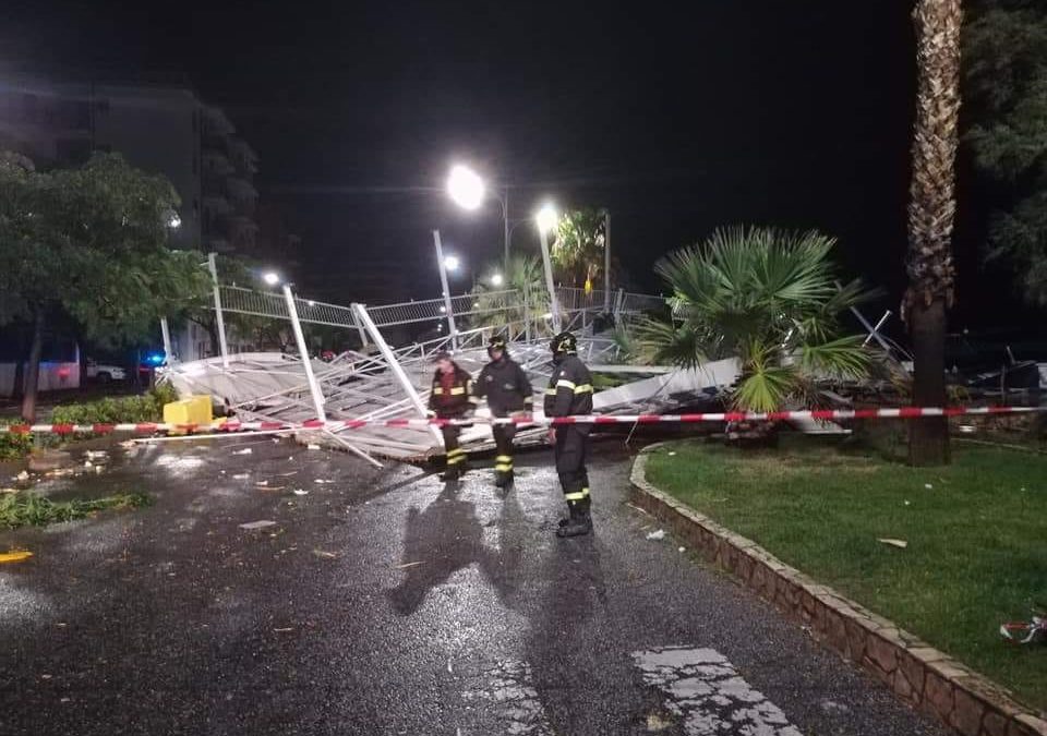 I vigili del fuoco sul luogo del disastro