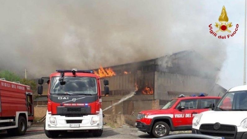 Incendio in un capannone abbandonato di CrotoneIn fiamme area degradata e colma di vari rifiuti