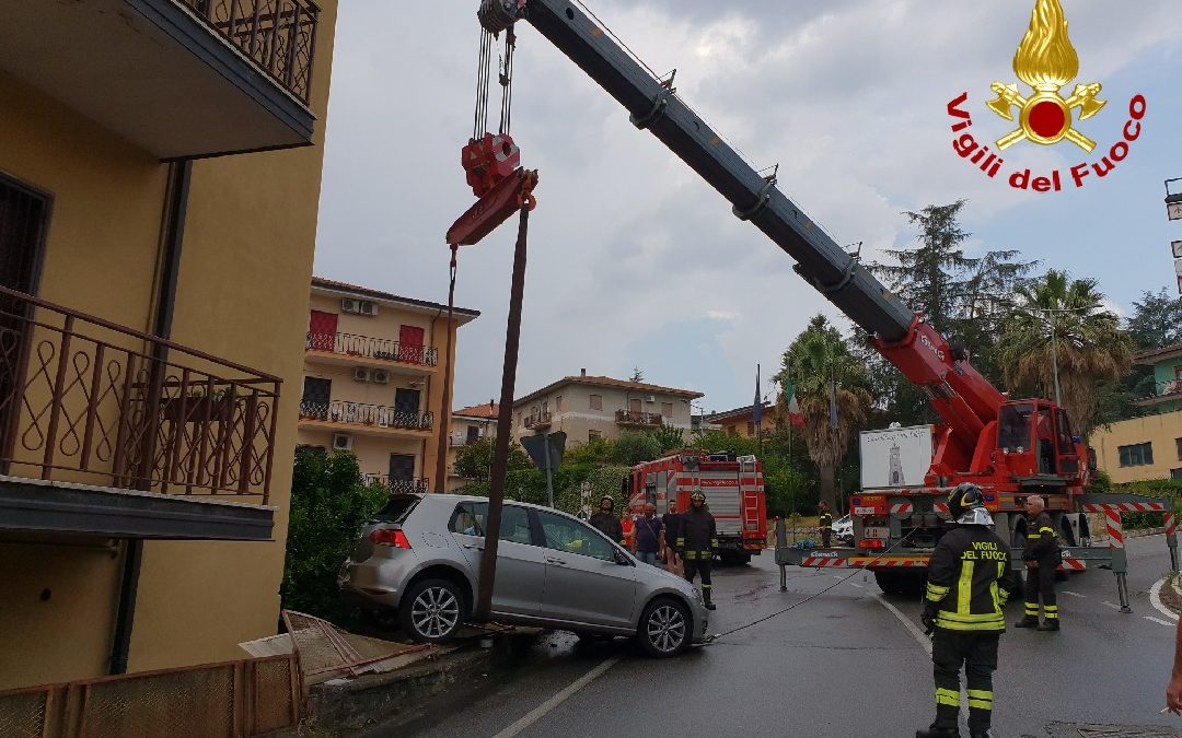I vigili del fuoco recuperano l'automobile