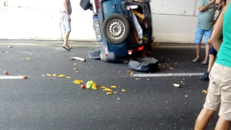 Automobile si ribalta sull'autostrada, morta una persona nel tratto vibonese della A2