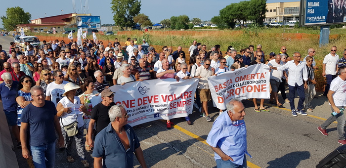 La manifestazione promossa dal Comitato cittadino aeroporto di Crotone