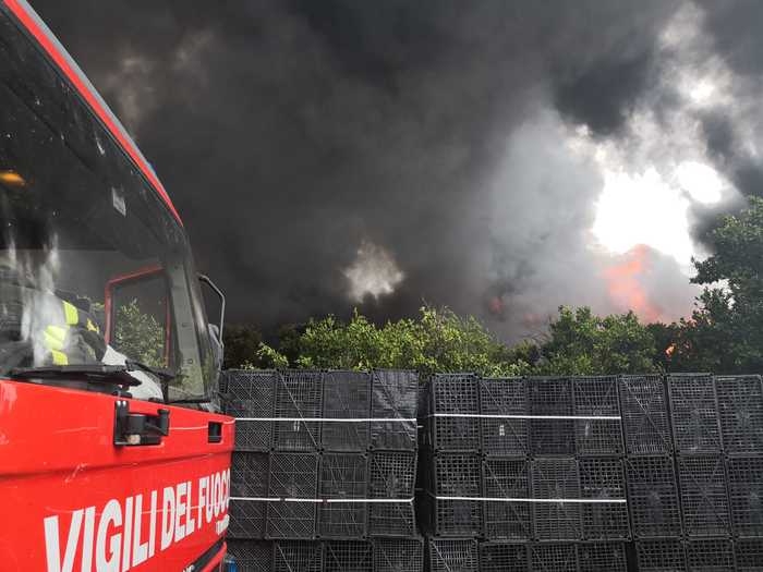 Impianti di rifiuti, ancora un incendio in Campania: allarme nube tossica