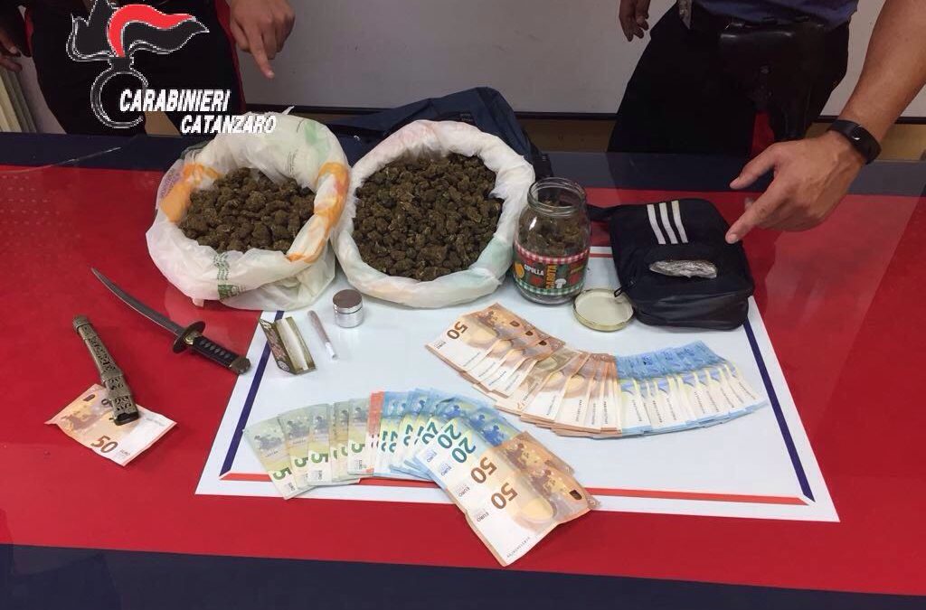 La droga e i contanti scoperti