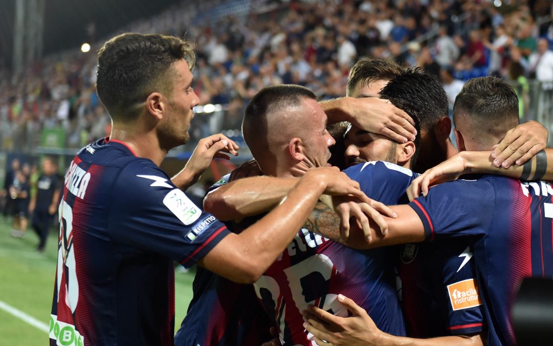 I calciatori del Crotone esultano