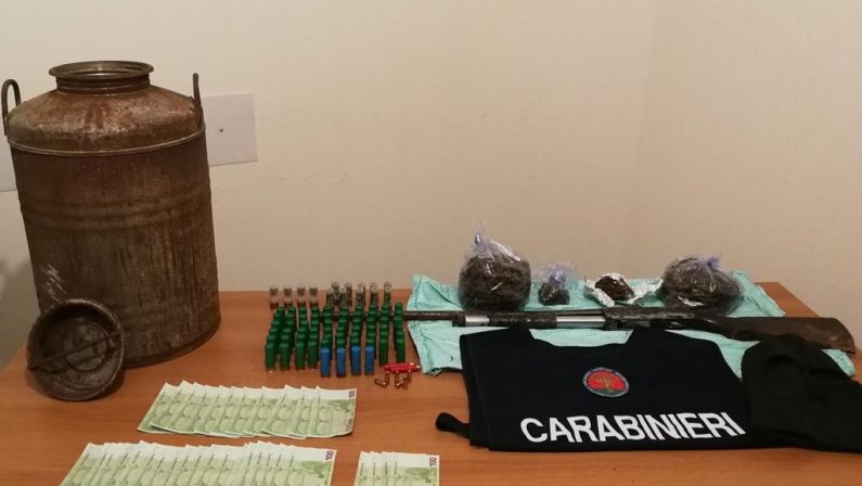 Armi e munizioni nascoste in un canale di scoloI carabinieri sequestrano un fucile, munizioni e droga