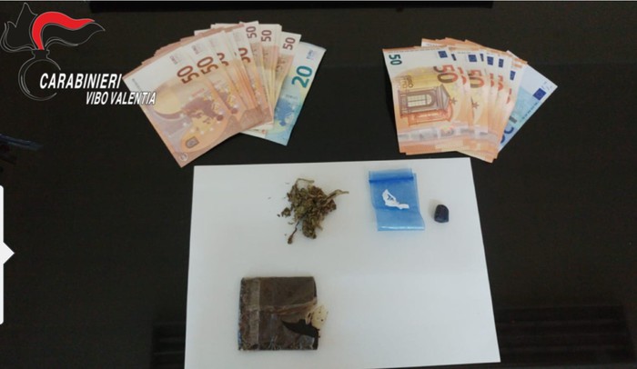 Scoperto denaro contante e droga nascoste in casaArrestato e posto ai domiciliari un 50enne a Zambrone