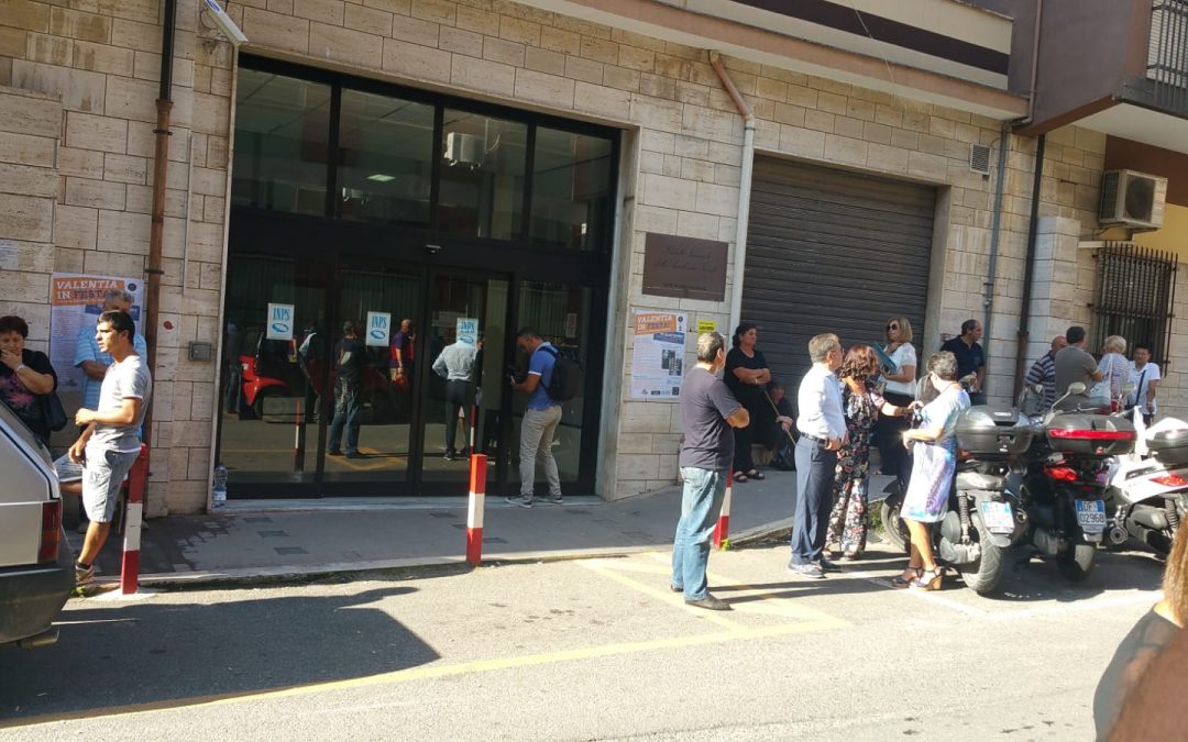 Dipendenti e utenti davanti la sede chiusa dell'Inps
