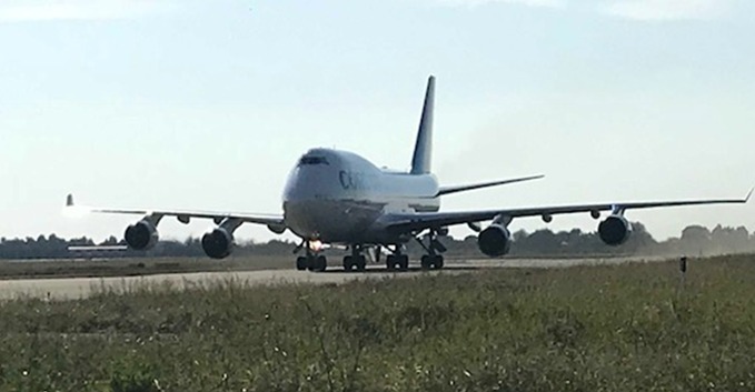 Un Jumbo jet all'aeroporto di Lamezia TermeÈ l'aereo più grande mai atterrato nello scalo calabrese