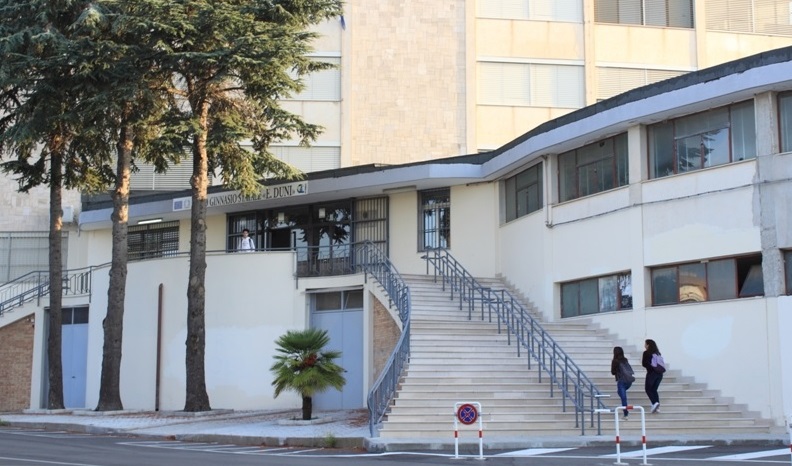 Matera, ultimi due piani del liceo a rischio crollo  Il sindaco chiude la scuola e sgombera il “Duni”