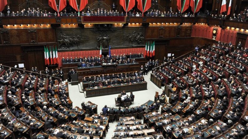 I Cinque Stelle come la Juventus: «Stipendi dei parlamentari dimezzati»