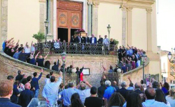 Saluto fascista al funerale di un esponente di destraIdentificate dalla digos di Catanzaro dieci persone