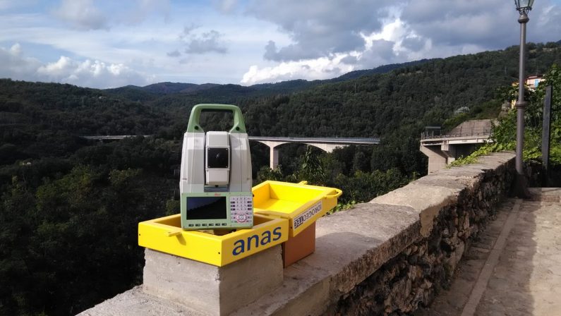 FOTO - L'Anas monta nuovi sensori sul viadotto CannavinoLe immagini dell'attività svolta da operai e tecnici