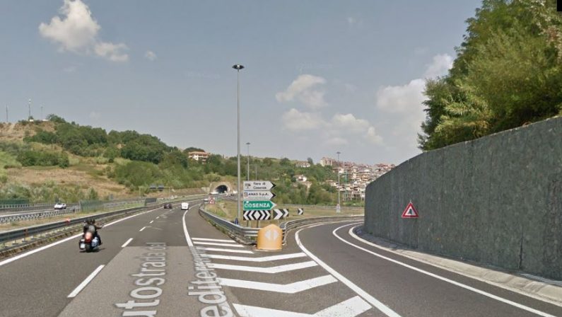 Principio di incendio di una autocisterna sull'AutostradaTraffico provvisoriamente bloccato tra Cosenza e Rende