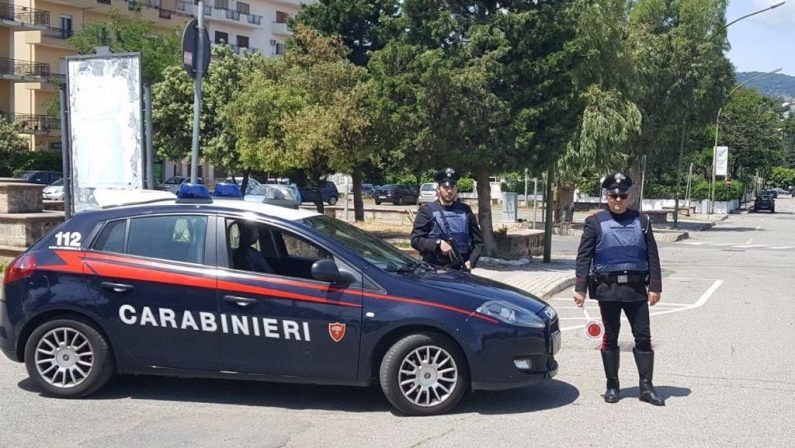 Soverato, ruba un cellulare e una volta scoperto aggredisce i carabinieri, arrestato 52enne