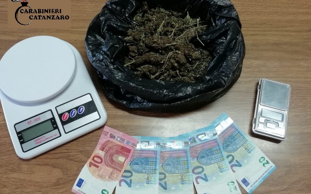 La droga e il materiale sequestrato