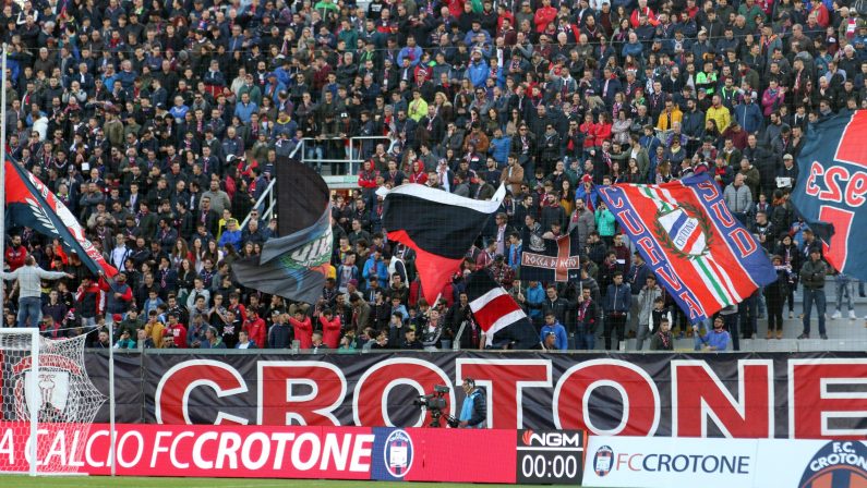 Calcio, in Serie B è lotta per la promozione. Il Crotone resta tra le favorite