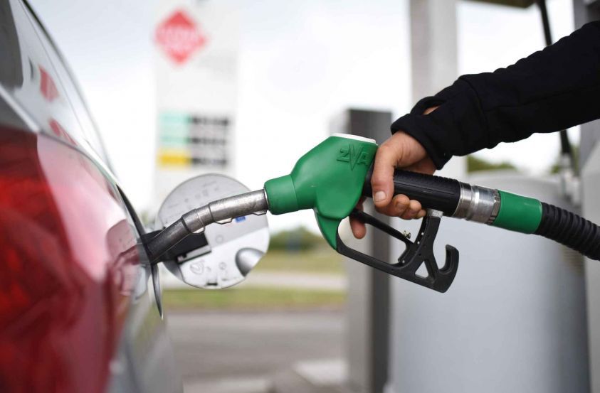 In Calabria benzina tra le più care anche per le imposte regionali  Due centesimi voluti da Scopelliti, Federconsumatori: «Eliminatela»