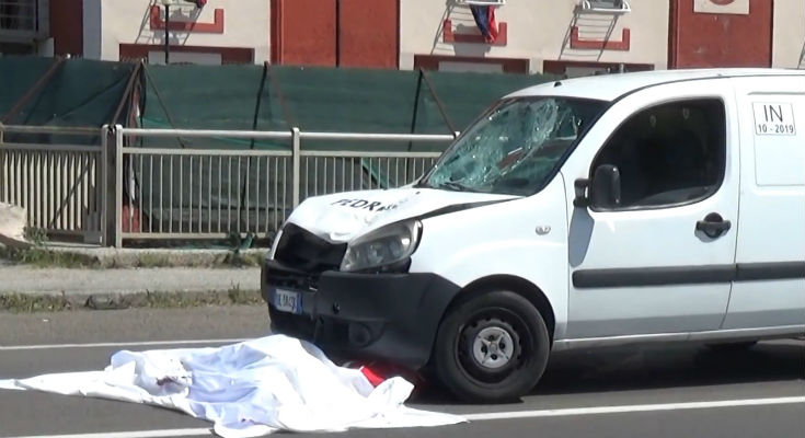 Travolto da un furgone, muore un turista nel LametinoL'uomo stava attraversando la strada diretto in Hotel