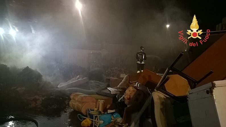 Ambiente, incendio in azienda di stoccaggio di rifiutiNotte di paura a Lamezia, bruciate molte ecoballe