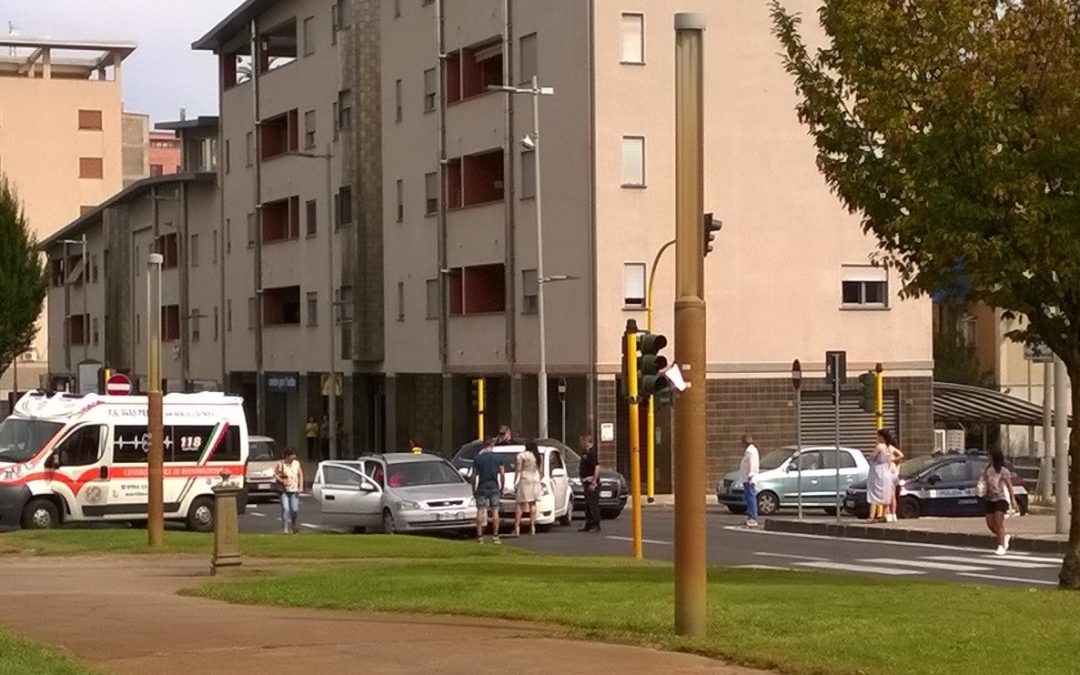 L'arrivo di ambulanza e vigili urbani dopo l'incidente di stamattina su viale Mancini all'incrocio con via Lupinacci (zona chiesa Cristo Re)