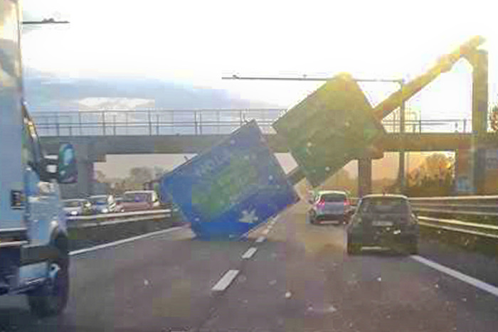 Cade cartello stradale sulla Napoli-Bari: chiusa provvisoriamente statale
